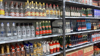 光瓶酒最火的一年，牛栏山反而跌了22%：50元的绿脖西凤，还坐得稳吗？