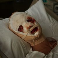 《超级少女》亏掉2亿美元，DC的下一张牌是部低成本恐怖片：《泥面人》59天后上映，这张票值不值