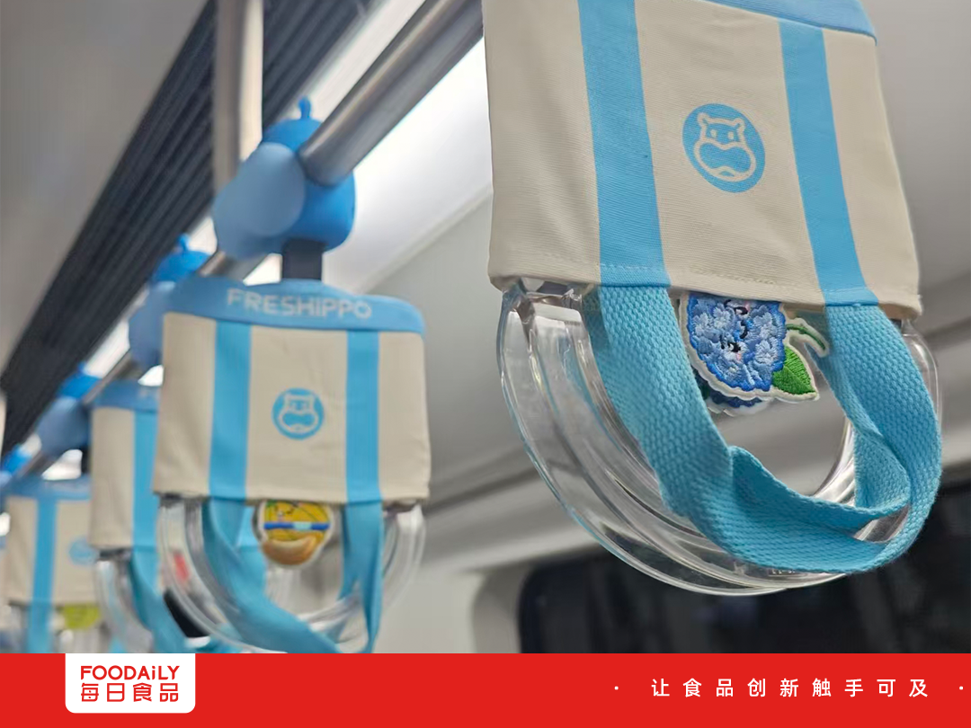 购物袋变地铁把手，盒马真会整活！