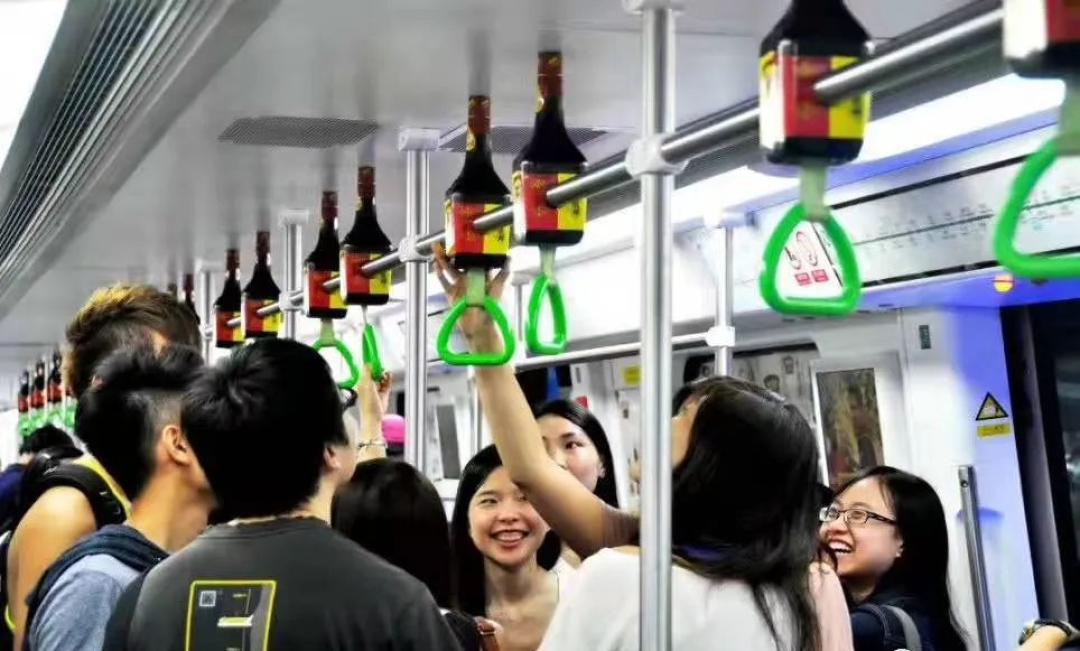 购物袋变地铁把手,盒马真会整活!