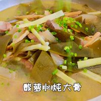 用酸萝卜来炖大骨，真的是汤鲜肉烂超级好吃