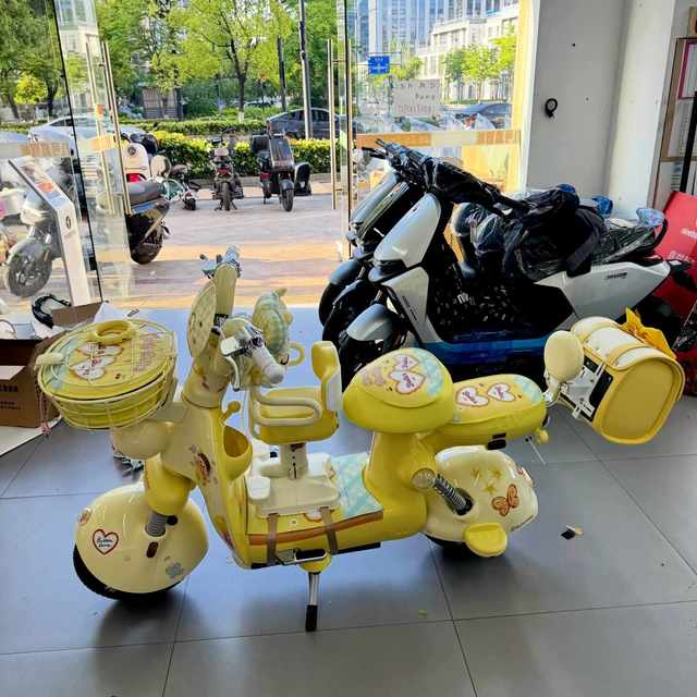 离开学还有一周，准备买爱玛接娃？小三轮要D照、电自只能载一个12岁以下的娃，下单前先搞懂这件事