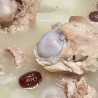我算了笔账：想喝出一杯牛奶的钙，得喝几十碗骨头汤——但这锅汤，还是值得炖