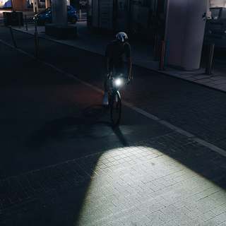 夜骑被远光灯闪到致盲，骂声一片？迈极炫全线押注的“截止线”，到底有多少是真本事