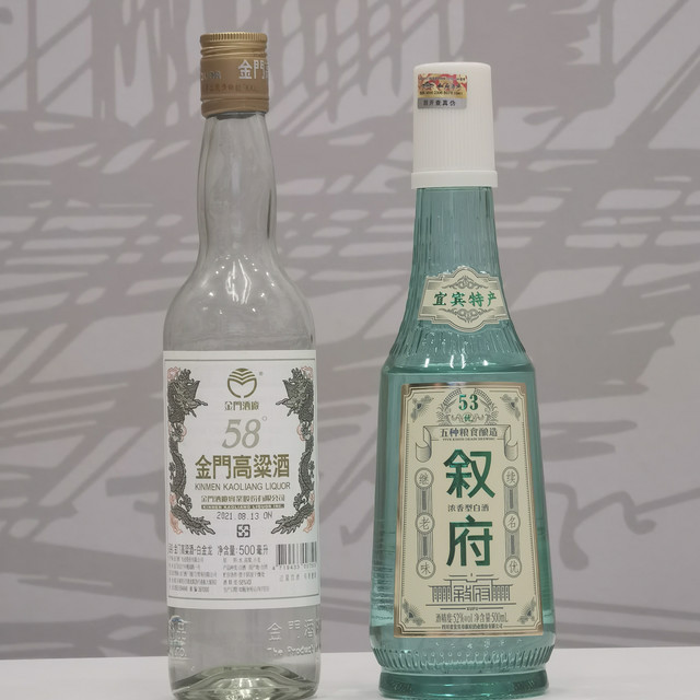 值酒实验室测评：一个香得满，一个烈得净：叙府白盖 VS 金门白金龙，差别比想象中大