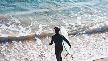 租一天100块，买新板约900：第一块冲浪板该不该买、什么时候买，算完这笔账就有数了
