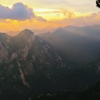 山脚32℃，东峰10℃：翻完七八月的亲测，夜爬华山的人，一半都买错了冲锋衣