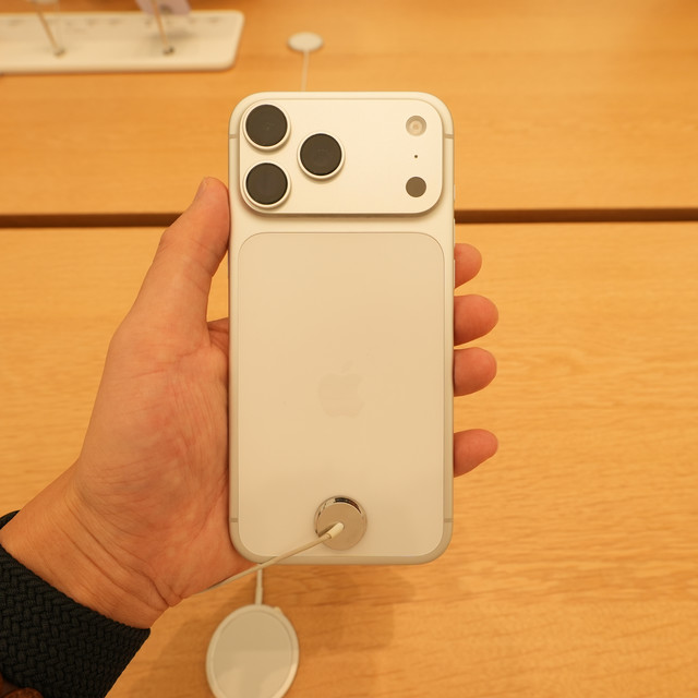iPhone 17抢购挤爆苹果店,店员却说“手机没接到涨价通知”:哪些涨价是真的、哪些还是传闻,看完再决定