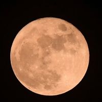 今年中秋的月亮不是超级月亮，但还是值得抬头：满月时刻9月27日0点49分，十六晚上还有土星陪月