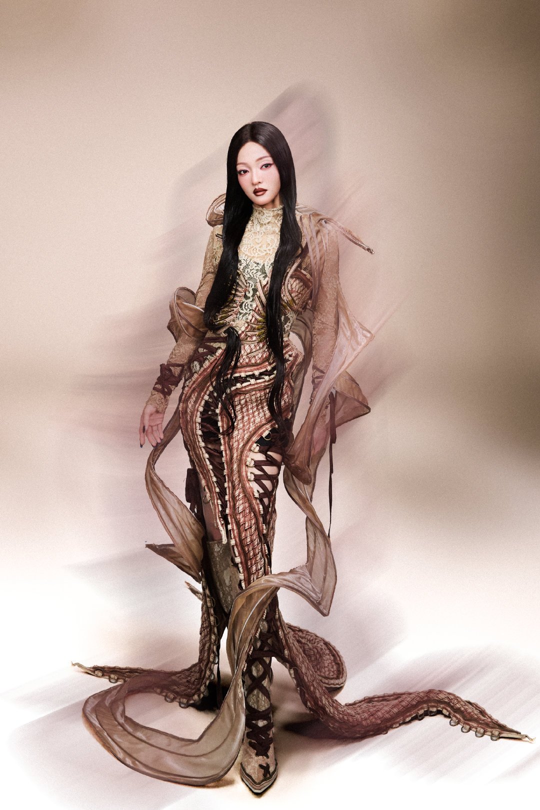 张韶涵化身未来机械女王,赛博高定战袍直接封神