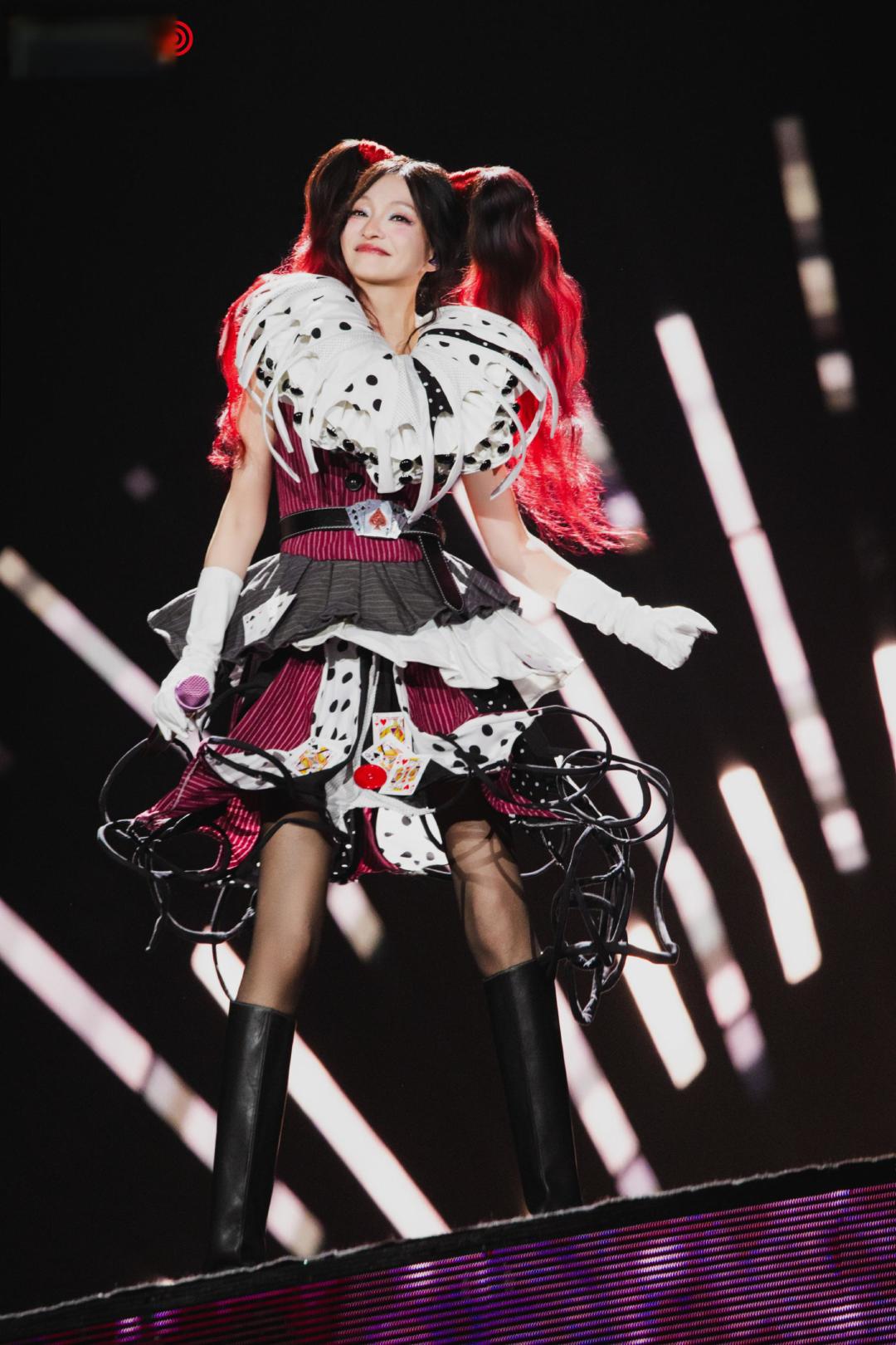 张韶涵成都演唱会造型封神,从星际女王到3D打印礼服太惊艳