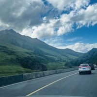 国庆北疆的长续航电车快被租空了：充电站已修上独库公路，但出发前得先算清三笔账