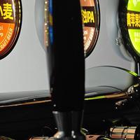 同一杯鲜啤，路边店卖5块9，酒吧卖40：我翻完加盟账本和几百条实测，搞明白这钱谁花得值