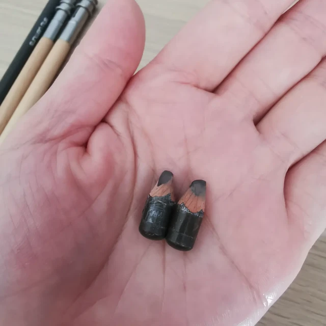 植村秀砍刀眉笔240元一支贵吗？算笔账：一支用3年，日均2毛2，"不上色"差评的原因也在这一步