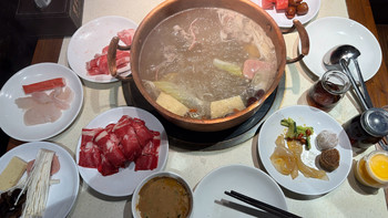 95元在东来顺敞开吃鲜切羊肉、烤鸭和羊排？我翻了全网两年的实测记录，去之前先看这篇