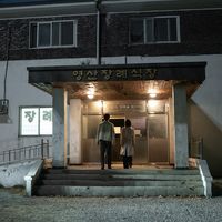 3.5年前完结的《黑暗荣耀》,为什么文东恩又被盘了一遍?这条翻身路,一半能抄,一半别学