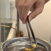 12克称成10克，泡一下少0.3克：金价站上千元，卖金前先看这5个偷金位置