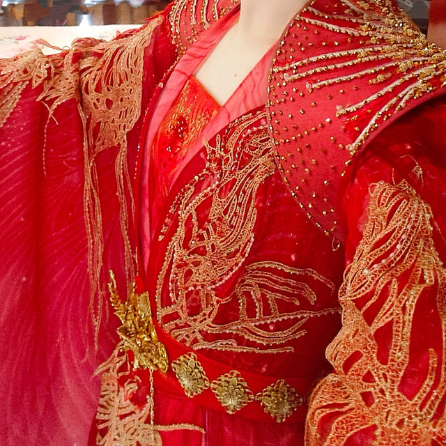 6月粉丝骂“谁给你的胆”，7月追着要买家秀：《神隐》原版戏服拍卖始末