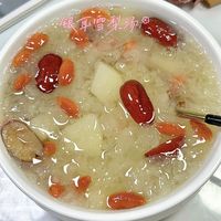 处暑刚过还是"秋老虎"，先别急着贴秋膘：这几碗初秋药膳汤该"清着补"，配方、成本和禁忌一次说清