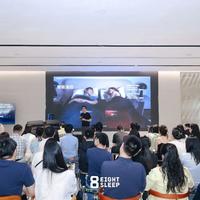 Eight Sleep 入华：同一张两万块的床套，一半人喊人生被改变，一半人说和200块水冷毯没区别
