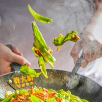 费大厨摘掉「全国小炒肉大王」招牌，队却一点没少排：这盘辣椒炒肉还值得排吗？