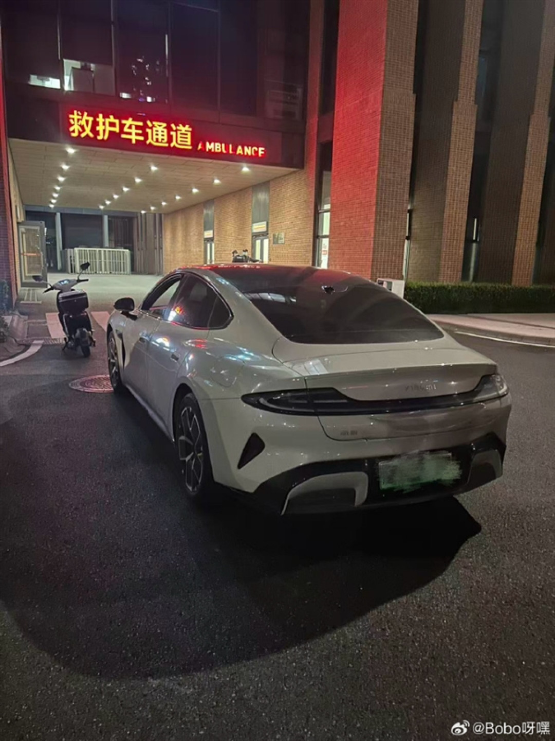 被追尾后SU7自动打120电话:车主获救被小米售后团队感动 雷军回应