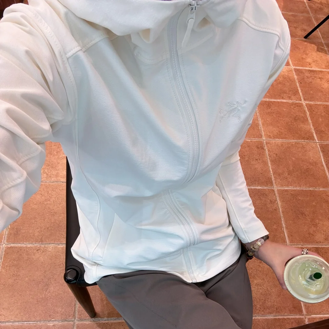 买户外衣最不该选白色，但这件始祖鸟我还是没忍住