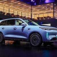 利润暴跌61%、9年9任CEO，却拿22.68万的V8X掀桌子：魏牌现在值得买吗？