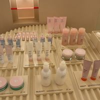 Glossier关了12家门店里的9家，国内用户却还在蹲好价：2026年买这个“白女品牌”怎么不踩坑