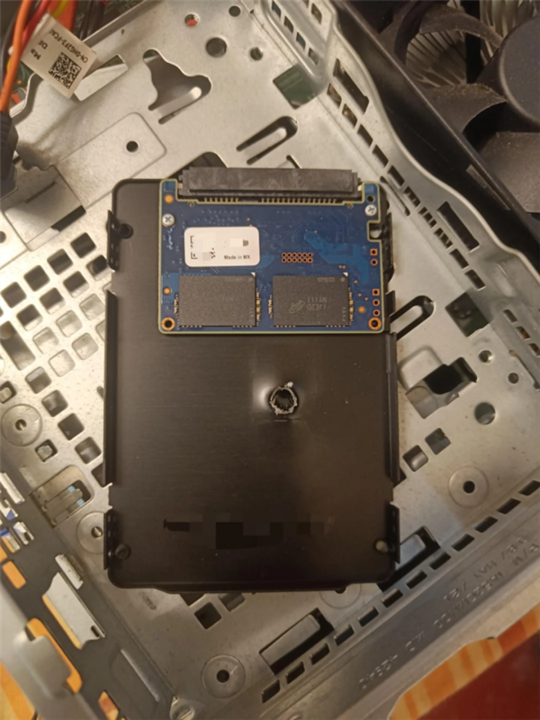 物理销毁翻车!网友买到打孔SSD:不仅没坏,还能重装系统