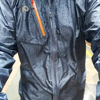 Pertex冲锋衣已经600多块，但先别急着下单：它的“防水”到底能扛多大的雨？