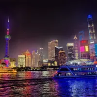 台风周末前到，今晚是本周黄浦江夜景的最后一个窗口：2元轮渡和百元游船怎么选？