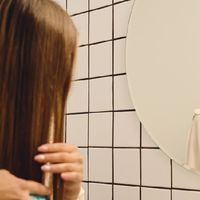 细软塌油头的女生抄作业:4款去屑蓬松洗发水,发根清爽不贴头皮