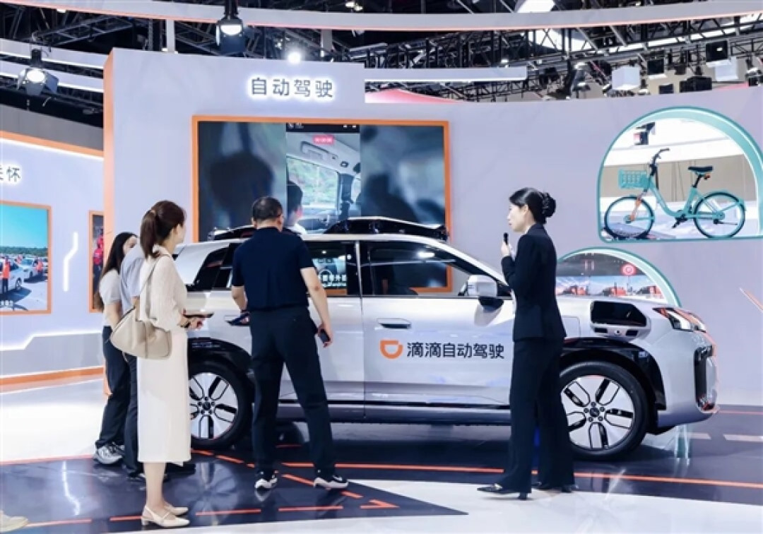 滴滴新一代自动驾驶车型Robotaxi R2亮相:33个传感器、GPU算力超2000TOPS