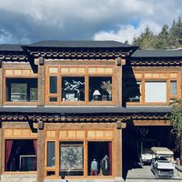 始祖鸟越卖越好，折扣却先来了：亚玛芬Q2财报里，藏着秋冬买冲锋衣的三个判断