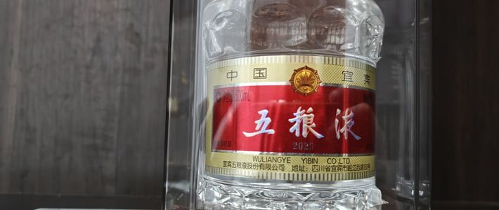 老窖Q2暴跌80%，茅台利润10年首降，五粮液却把批价顶回800元：这个中秋的白酒，是被“挺”上去的，不是被“买”上去的