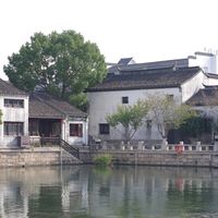 一边骂商业化，一边排队买门票：「千镇一面」的病根到底在哪