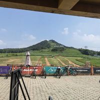 「不出京玩速降」一夜刷屏：全天票218元、和富龙几乎同价，莲花山山地车公园值得去吗