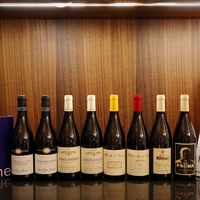 美国餐馆下架欧洲酒,顶级勃艮第却在悄悄回暖:关税战重绘精品酒价格版图,中秋备货把酒分成三类挑