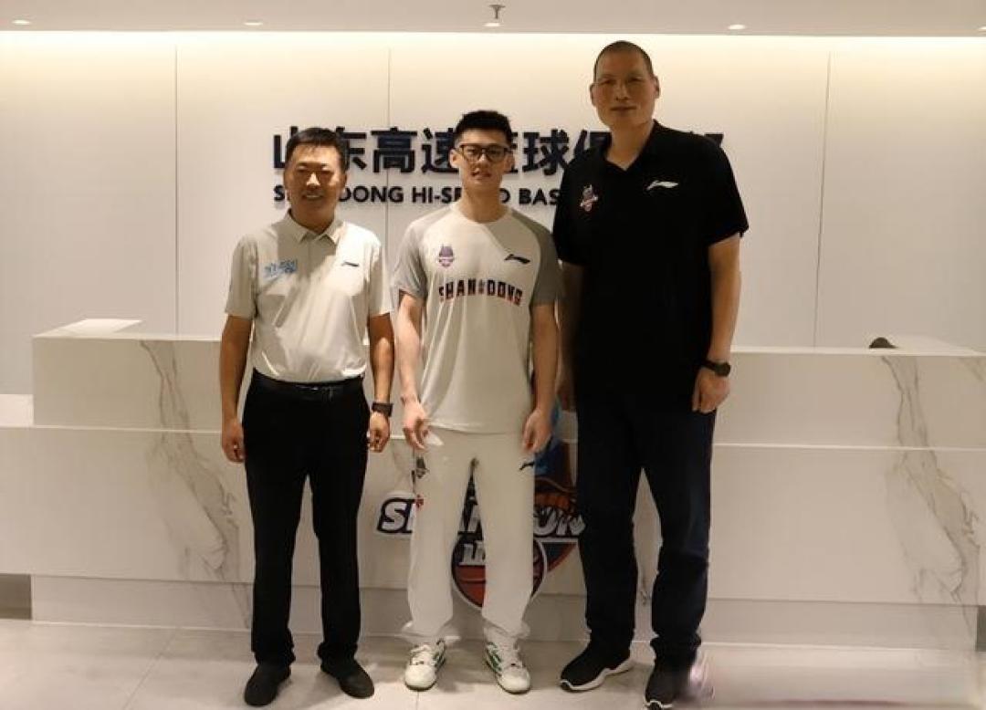 CBA状元王岚嵚荣归故里!官宣加盟山东,补强后场关键一环