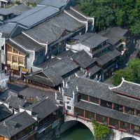 有人「窝两天」，有人当天写避雷：把6座古镇的两面评价比了一遍，发现差异大多由3个变量决定