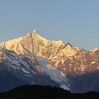 梅里的日照金山进入高频季，但国庆不是最优窗口：翻完一年的实住记录，说清楚几月去、住哪里、订几晚
