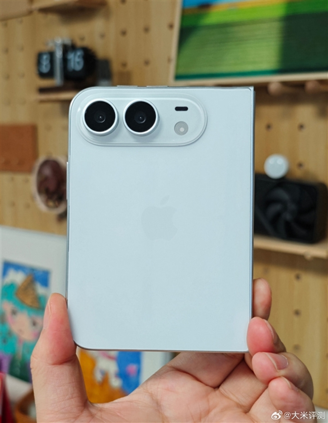 曝iPhone折叠手机大小相当于护照:单手操作无压力