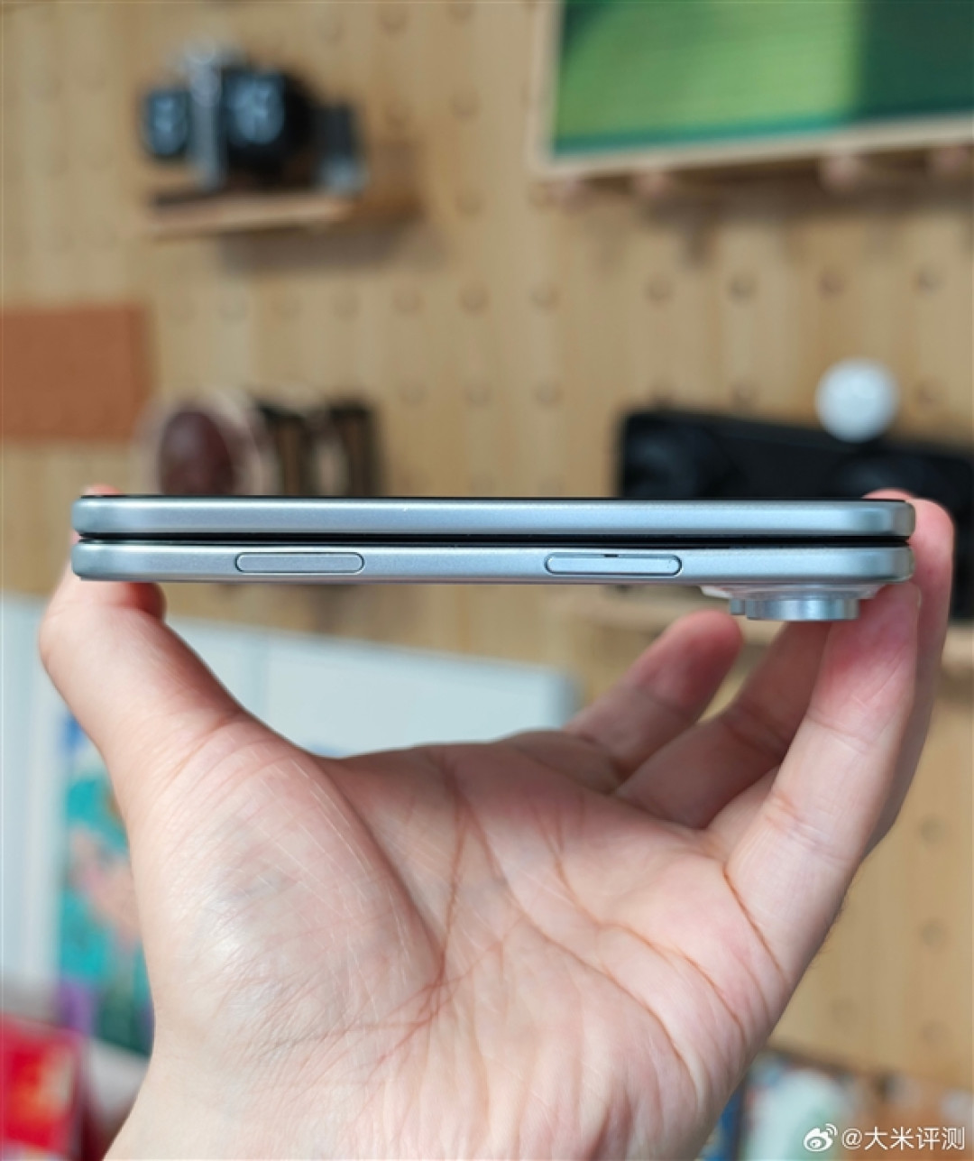 曝iPhone折叠手机大小相当于护照:单手操作无压力