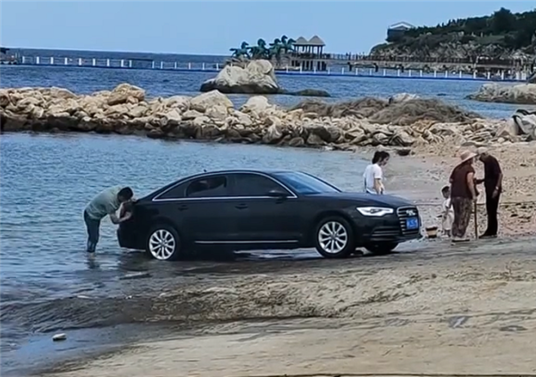 有钱任性还是缺乏常识?男子用海水给奥迪A6L洗车引热议
