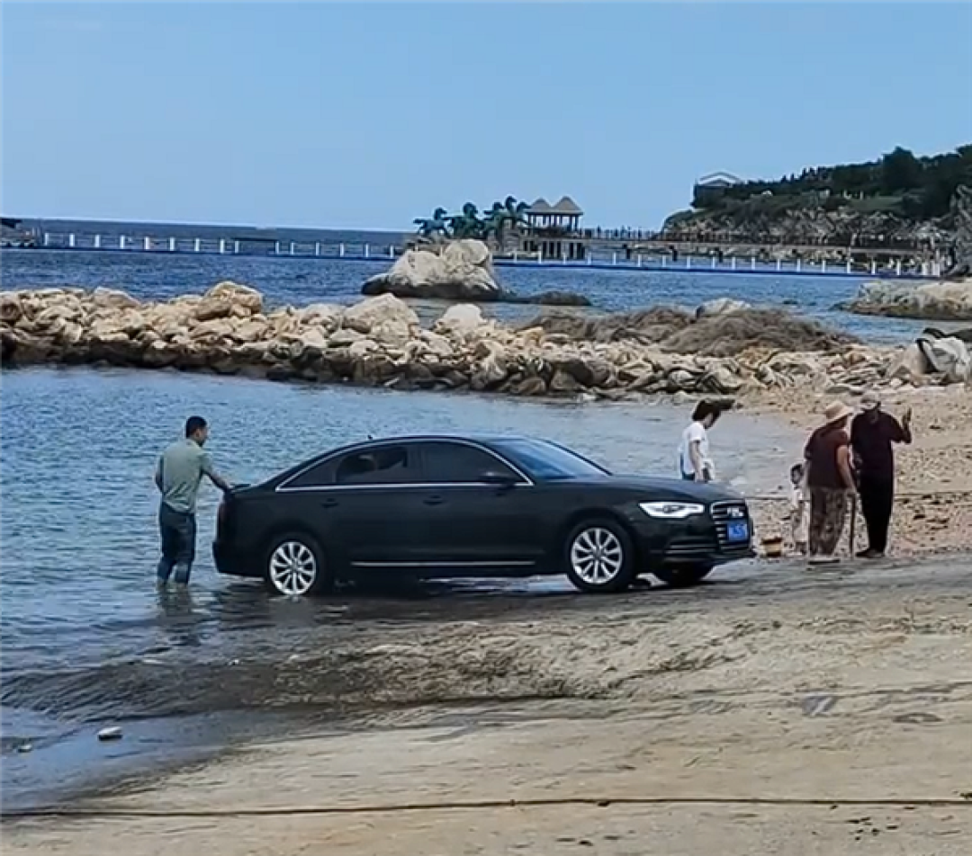 有钱任性还是缺乏常识?男子用海水给奥迪A6L洗车引热议