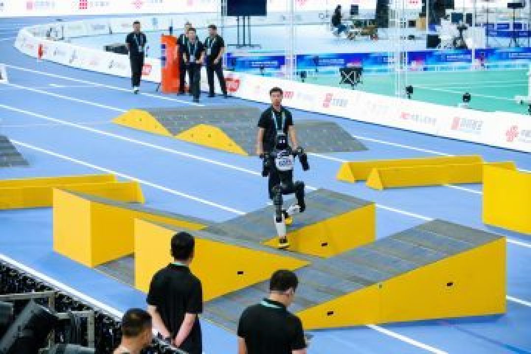智元机器人「奥运」首秀封神，戴着工牌狂揽 18 枚金牌