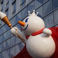 蜜雪冰城旗舰店落地26城，2元冰淇淋照卖，大店靠供应链撑场子