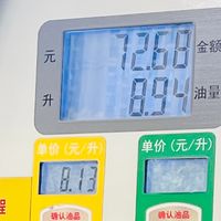 “加一箱油，半箱是税”？按8元油价算账：每升2.7元是税，“十五五”点名要改这笔钱——“每公里3毛养路费”其实是英国的事