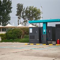 比亚迪闪充破1万座，明天落成仪式只是半场：年底2万座要每天建成79座，算完三笔账再决定闪充车买不买